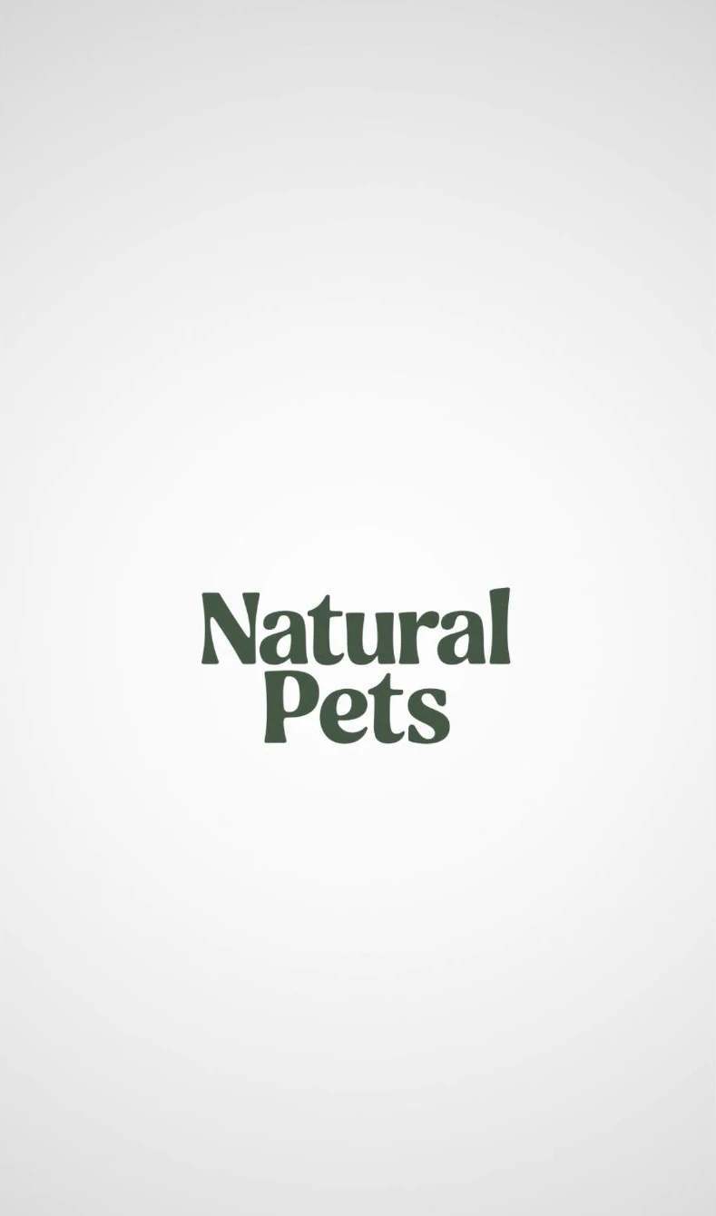 Frame de encerramento com o logotipo Natural Pets em verde sobre fundo claro