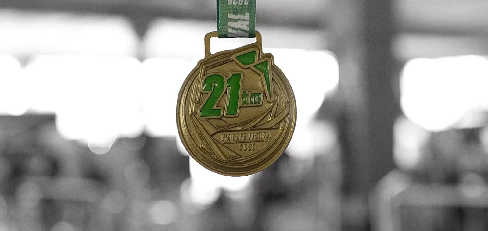 Frame da medalha em destaque: objeto em cores sobre o cenário em preto e branco