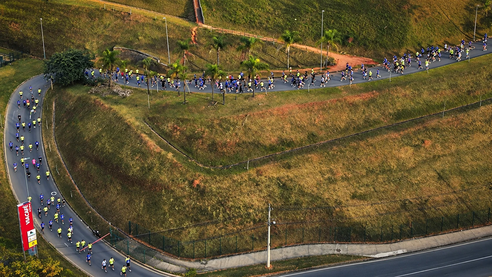 Vista aérea dos corredores no evento Via Café